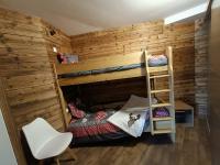 Łóżko lub łóżka w pokoju w obiekcie Fleurs des Alpes