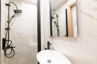 Kúpeľňa v ubytovaní F & B Collection - City Central 2 Bedroom Suite