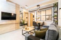 Televízia a/alebo spoločenská miestnosť v ubytovaní F & B Collection - City Central 2 Bedroom Suite