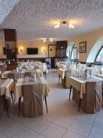 Reštaurácia alebo iné gastronomické zariadenie v ubytovaní Hotel Ristorante Miravalle