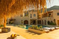 Una villa con piscina y un complejo turístico. en Meli Suites Isle - Adults Only, en Skala Potamias