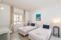 Łóżko lub łóżka w pokoju w obiekcie Général Ferrié 3 pcs AR Croisette Martinez by Olam Properties