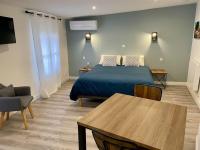 Łóżko lub łóżka w pokoju w obiekcie Le Moulin 3 - Appartement Tout Confort Centre Ville - Beziers - Wifi - Tv connecté