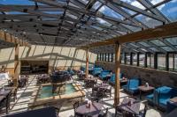 Khu vực ghế ngồi tại Twin Peaks Lodge & Hot Springs