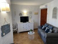 TV a/nebo společenská místnost v ubytování Apartamento Urb Oasis Park II Denia, las Marinas
