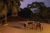 un patio con tavolo e sedie su un ponte di Avadale Thekkady - Stag Groups Not Allowed a Thekkady