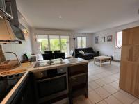 Kuchyňa alebo kuchynka v ubytovaní Appartement cosy avec terrasse et garage à deux pas des pistes ! - FR-1-548-24
