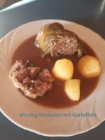 een bord met vlees, aardappelen en jus bij Gasthof Müller in Winterberg