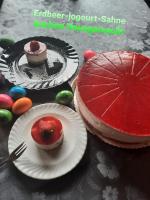 Twee taarten op borden op een tafel met snoep. bij Gasthof Müller in Winterberg