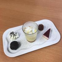 オーリヤックにあるHôtel Restaurant Campanile Aurillacの飲み物とデザートが載った皿