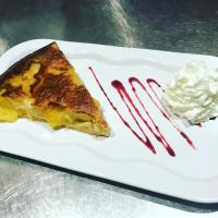 オーリヤックにあるHôtel Restaurant Campanile Aurillacのパイとホイップクリームが乗った白い皿