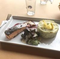 オーリヤックにあるHôtel Restaurant Campanile Aurillacの肉とマッシュポテトの盛り合わせ