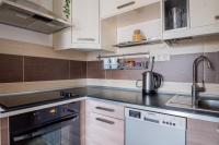 Kuchyňa alebo kuchynka v ubytovaní Floral Apartment - NEW in town