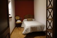 A bed or beds in a room at Aizkolarienea