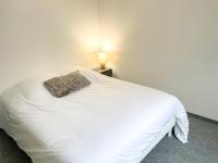 Łóżko lub łóżka w pokoju w obiekcie Bel appartement contemporain