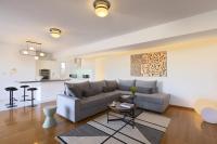 Posedenie v ubytovaní NEW STUNNING PENTHOUSE W/SPECTACULAR VISTAS!