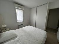 Een bed of bedden in een kamer bij Appartement Cambo-les-Bains, 2 pi&egrave;ces, 2 personnes - FR-1-495-56