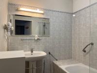 Een badkamer bij Appartement Cambo-les-Bains, 2 pi&egrave;ces, 2 personnes - FR-1-495-56
