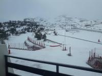 una pista de esquí cubierta de nieve con remonte en Studio Arette, 1 pièce, 6 personnes - FR-1-602-40, en Arette