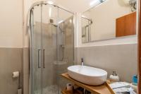 A bathroom at Case Baldelli La Chiostrina