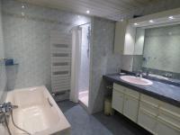 Bathroom sa Appartement Le Grand-Bornand, 6 pi&egrave;ces, 11 personnes - FR-1-458-137