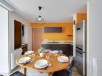 una cocina con una mesa de madera con platos. en Maison Cauterets, 4 pièces, 7 personnes - FR-1-401-173, en Cauterets