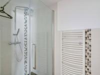 y baño con ducha y puerta de cristal. en Maison Cauterets, 4 pièces, 7 personnes - FR-1-401-173, en Cauterets