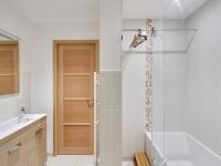 y baño con ducha y lavamanos. en Maison Cauterets, 4 pièces, 7 personnes - FR-1-401-173, en Cauterets