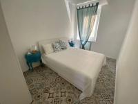 A bed or beds in a room at Le Finestre Sul Borgo 1