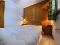 - une chambre avec un grand lit blanc dans l&#39;établissement Appartement Praz-sur-Arly, 3 pièces, 6 personnes - FR-1-603-16, à Praz-sur-Arly