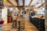 Kuchyňa alebo kuchynka v ubytovaní Rustic Cozy house Pupy