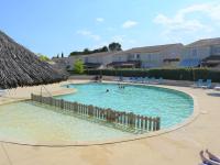 einen Pool mit Stühlen und einem Strohschirm in der Unterkunft Maison Vallon-Pont-d&#39;Arc, 3 pièces, 6 personnes - FR-1-382-121 in Vallon-Pont-dʼArc