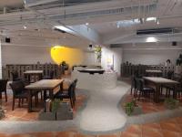 台中市にあるグリーン ホテル ウエスト ディストリクトの部屋にテーブルと椅子があるレストラン