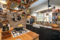 Kuchyňa alebo kuchynka v ubytovaní Rustic Cozy house Pupy