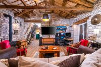 Televízia a/alebo spoločenská miestnosť v ubytovaní Rustic Cozy house Pupy