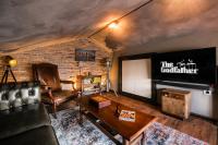 Televízia a/alebo spoločenská miestnosť v ubytovaní Rustic Cozy house Pupy