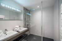 a bathroom with a sink and a shower at Appartement vue mer a lIle Tudy in Île-Tudy