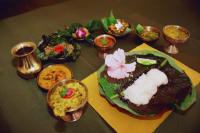 Una mesa con muchos tipos diferentes de comida sobre ella. en Mancotta Heritage Chang Bungalow, en Dibrugarh