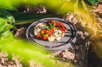 un plato de comida sentado sobre una mesa en Destino Mío Mayan Jungle Retreat, en Tekit