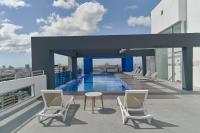 Bazén v ubytování N1001 Gran vista Downtown Santo Domingo RD nebo v jeho okolí