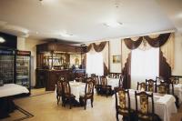 ein Restaurant mit Tischen und Stühlen in einem Raum in der Unterkunft Complex Zolota Pidkova in Zolochiv