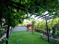 ルンミンデーイにあるHotel Ananda Innの庭園(パーゴラ付)