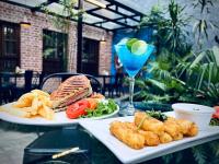 una mesa con dos platos de comida y una bebida en Hotel Timila, en Pātan