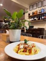 un plato blanco de pasta sobre una mesa en Hotel Timila, en Pātan