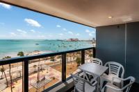 Un balcón con vista a la playa y al océano. en Particular Iracema Residence, en Fortaleza