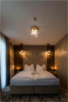 Łóżko lub łóżka w pokoju w obiekcie Hotel Szatmári & Étterem Jászberény