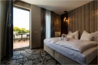 Łóżko lub łóżka w pokoju w obiekcie Hotel Szatmári & Étterem Jászberény