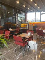 伊斯坦布尔LOCA Suit LİFE AİRPORT HOTEL的一间有桌椅的餐厅