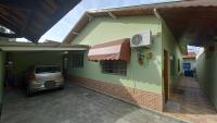 a car parked in front of a house with a building at Residência Manto Azul in Aparecida