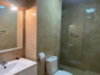 Koupelna v ubytování Apartment 5A1, Victoria Court 1, Avenida Londres 6, Los Cristianos, 38650, Tenerife
